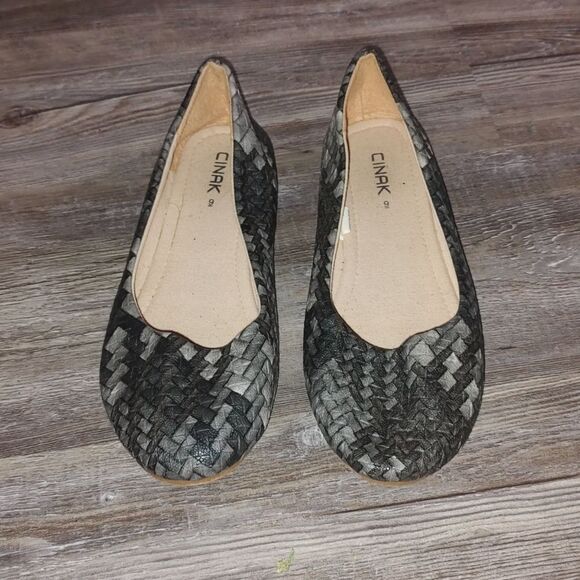 Cinak various shades of gray silver flats Sz 9 - Picture 2 of 7